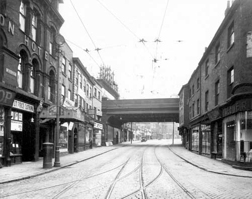 Lower Briggate in the 1930s, looking towards the entrance to Blayd's Yard